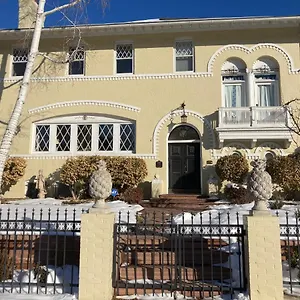 Pineapple House, Romantic 3 Bed 2 Bath Apt, Sleeps 6! Private Balcony! Center! Free Parking! Denver